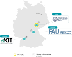 Deutschlandkarte, mit den Städten Jena, Erlangen und KArlsruhe hervogehoben. Die Logos der Friedrich-Schiller-Universität Jena (FSU), der Friedrich-Alexander-Universität Erlangen-Nürnberg (FAU) und des Karlsruher Institut für Technologie (KIT) sind ebenfalss zu sehen.