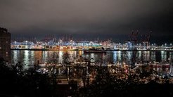Hamburger Hafen bei Nacht