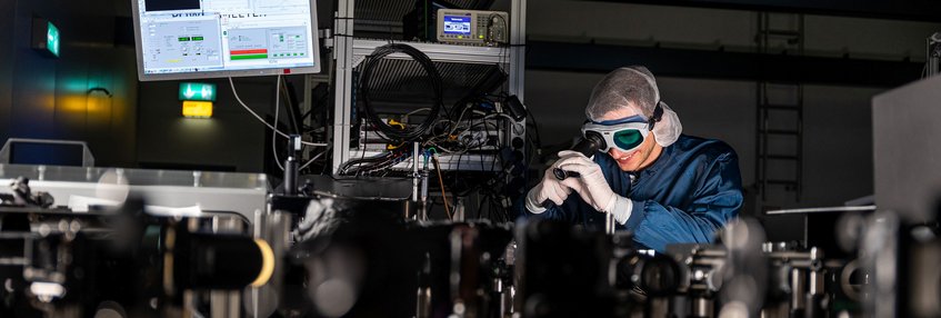 Application - Max Planck School of Photonics Person in the lab