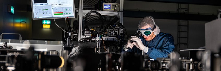 Bewerbung - Max Planck School of Photonics Person im Laserlabor
