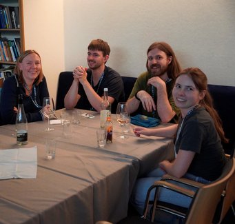 Geselliges Beisammensein unserer Studierenden am Abend Geselliges Beisammensein am Abend