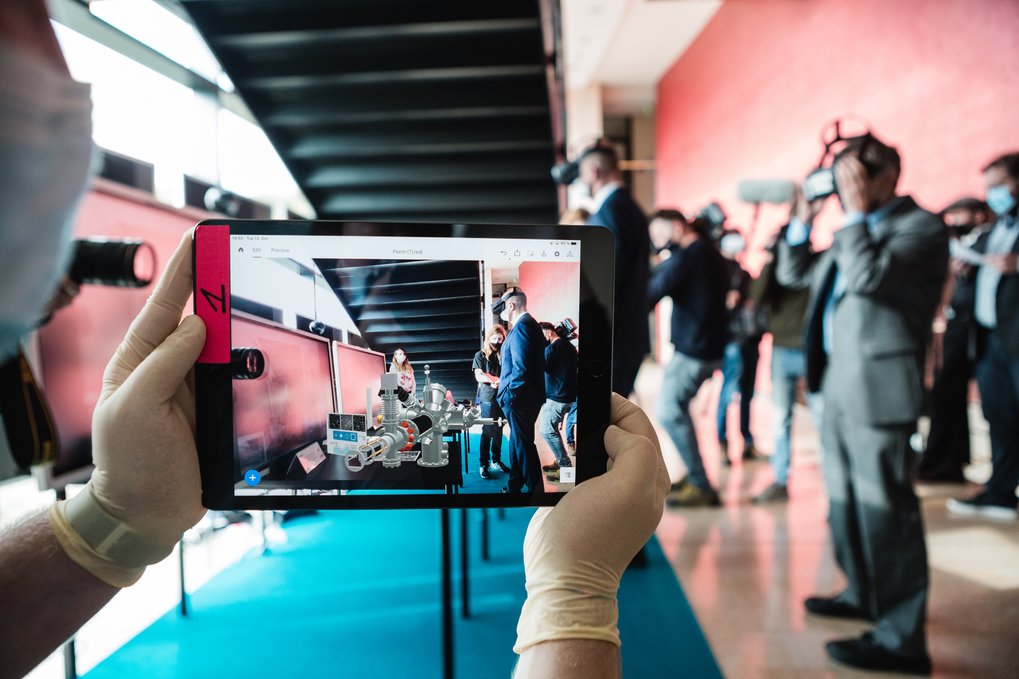 A tablet that captures the reality happening in the background photographically and enhances it using virtual reality.