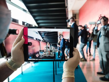 Ein Tablet, das die Realität im Hintergrund fotografisch erfasst und mithilfe von Virtual Reality erweitert.