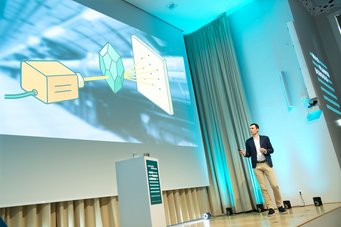 Daniele Ronchettis presentation on how the extreme intensity of X-ray Free Electron Lasers (XFELs) can be used to transiently modify the scattering properties of atoms.