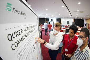 MPSP Doktoranden tauschen sich während der Poster Session über ihre Forschung aus MPSP Doktoranden tauschen sich während der Poster Session über ihre Forschung aus