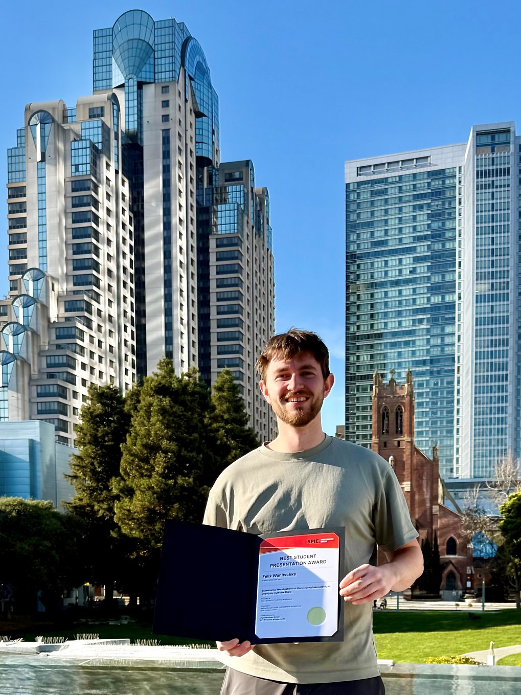 Felix Wanitschke with his award certificate in front of the San Francisco skyline