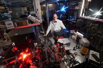 Prof. Gerhard Paulus in laser lab