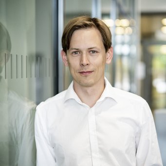 Our interview partner and MPSP alumnus Heiko Knopf, together with his colleagues, has detected emission of coherent light from 2D materials for the first time. In the interview, he tells us more about his research work. Our interview partner and MPSP alumnus Heiko Knopf, together with his colleagues, has detected emission of coherent light from 2D materials for the first time. In the interview, he tells us more about his research work.