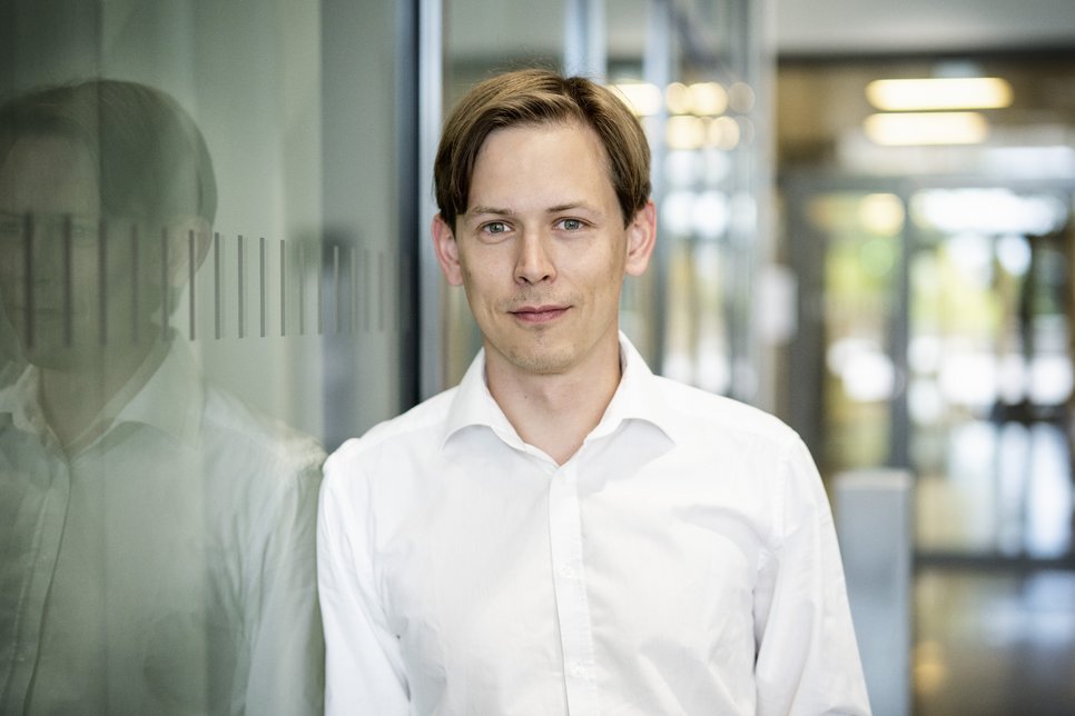 Unser Interviewpartner und MPSP Alumnus Heiko Knopf hat gemeinsam mit seinen Kollegen erstmals Emission kohärenten Lichts aus 2D Materialien nachgewiesen. Im Interview erzählt er uns mehr zu seiner Forschungsarbeit. 