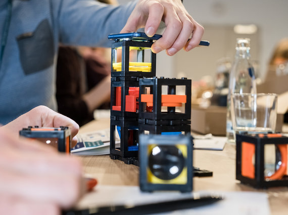 ...und der Lego-artige Aufbau des UC2 Mikroskop-Bausatzes regt ja auch wirklich zum spielerischen Umgang mit Wissenschaft an!